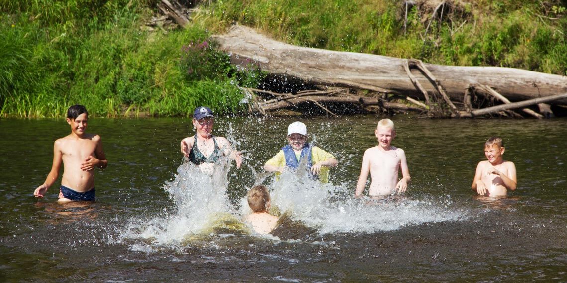 Фотография купающихся туристов в реке Лух
