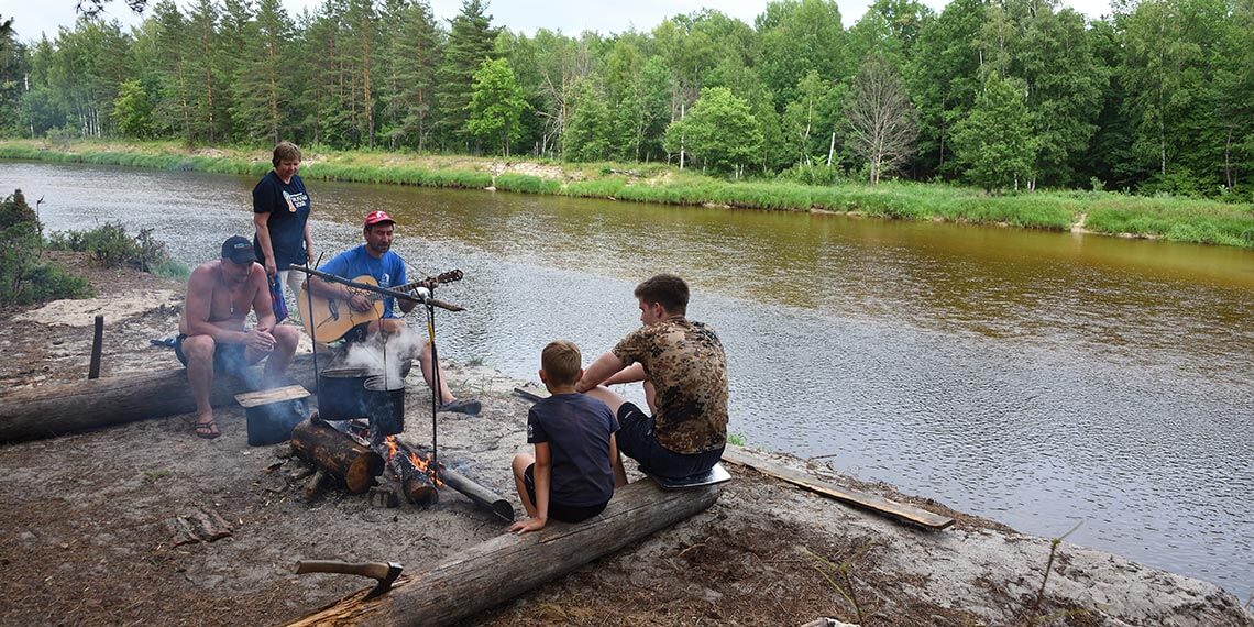 Стоянка на берегу реки с развлечениями под гитару
